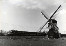 168257 Afbeelding van een electrisch treinstel mat. 1957 (Benelux) van de N.S./N.M.B.S. bij de molen te Lisse.